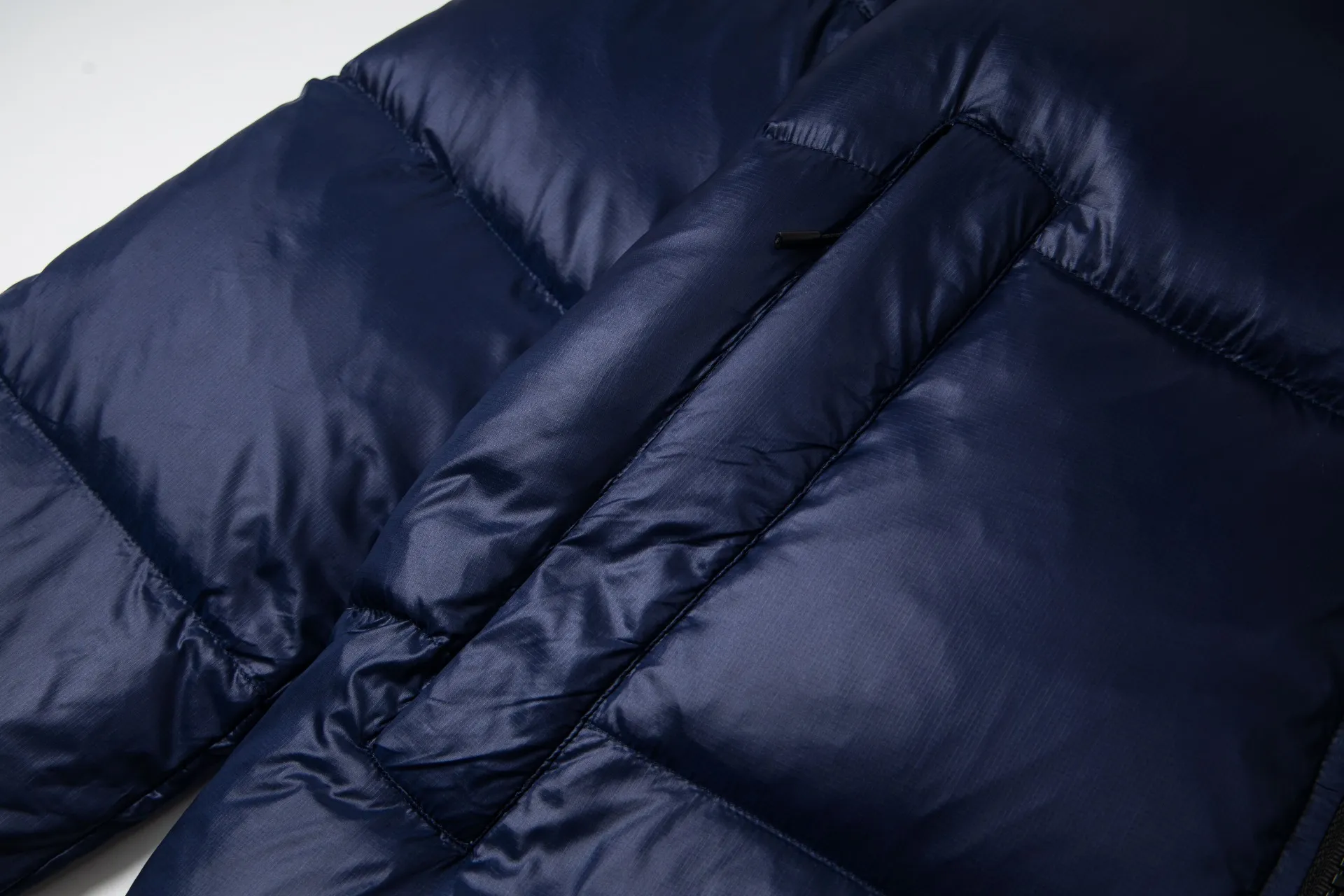 P790 model number: G122 Canada Goose's new Crofton series of lightweight couple's hooded down jacket 1️⃣The fabric is made of recycled Feather-Light tear-resistant fabric, which is ultra-light and has no sense of weight on the upper body. The unique black label highlights the temperament. The interior is filled with white duck down, making the upper body very light and comfortable! 2️⃣It is very youthful and energetic, and can be easily worn by both men and women. It is very in line with the fashion aesthetic concepts of today's young people! 3️⃣ Full set of customized accessories, complete with three standards, same style for men and women, a must-have for couples Color: Picture color Size: S, M, L, XL